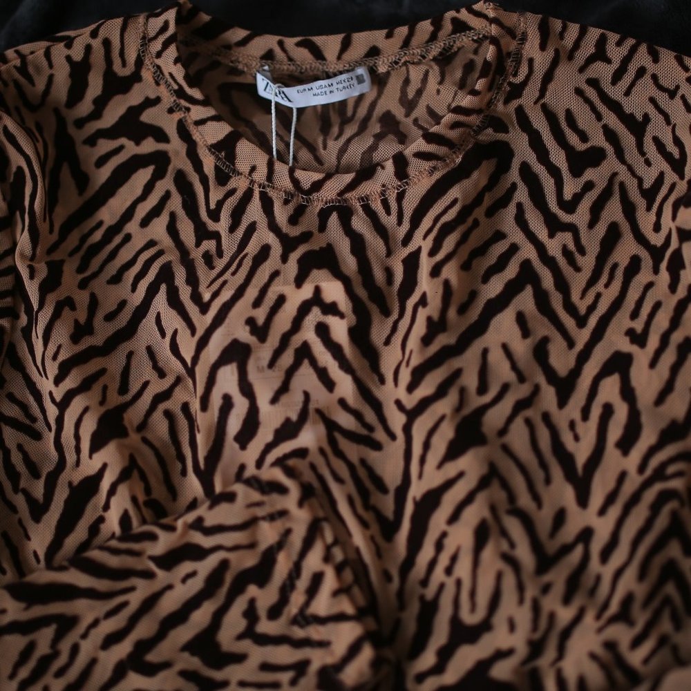 NWT PRINTED BROWN MESH ANIMAL PRINT SHIRT.